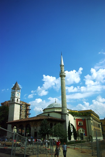 인간의 소망을 담아 푸른 하늘로 뻗은 첨탑. 신을 향한 마음이 가톨릭과 무슬림이 다를까? 그렇지 않을 것이다.