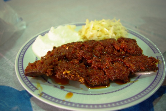 알바니아 사람들이 흔히 먹는 소박한 한끼. 나도 주문해봤다. 고기와 감자, 그리고 약간의 채소다.