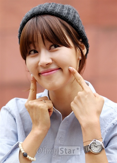  MBC 주말드라마 <메이퀸>에서 천해주 역의 배우 한지혜가 28일 오후 서울 신사동의 한 카페에서 인터뷰를 마친 뒤 '일 더하기 일은 귀요미' 포즈를 취하며 미소짓고 있다.