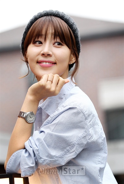  MBC 주말드라마 <메이퀸>에서 천해주 역의 배우 한지혜가 28일 오후 서울 신사동의 한 카페에서 인터뷰를 마친 뒤 상큼한 미소를 짓고 있다.