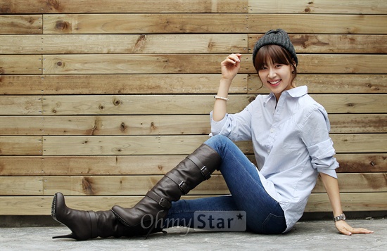 MBC 주말드라마 <메이퀸>에서 천해주 역의 배우 한지혜가 28일 오후 서울 신사동의 한 카페에서 인터뷰를 마친 뒤 추운 날씨에도 아랑곳없이 차가운 바닥에 앉아 포즈를 취하고 미소를 지으며 열정을 보여주고 있다.