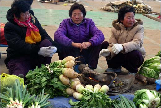 관산장 풍경. 야채를 팔러 나온 아주머니들이 군불을 쬐고 있다.