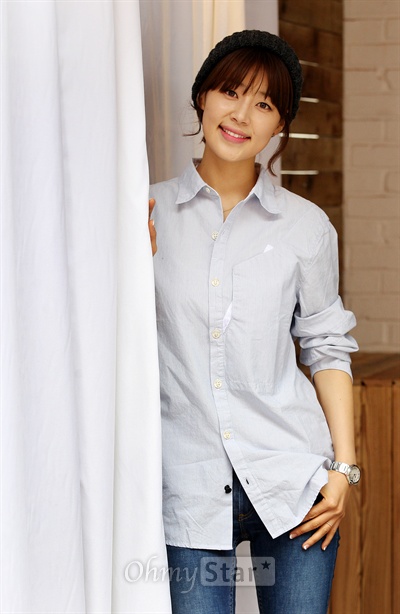  MBC 주말드라마 <메이퀸>에서 천해주 역의 배우 한지혜가 28일 오후 서울 신사동의 한 카페에서 인터뷰를 마친 뒤 미소를 지으며 포즈를 취하고 있다.