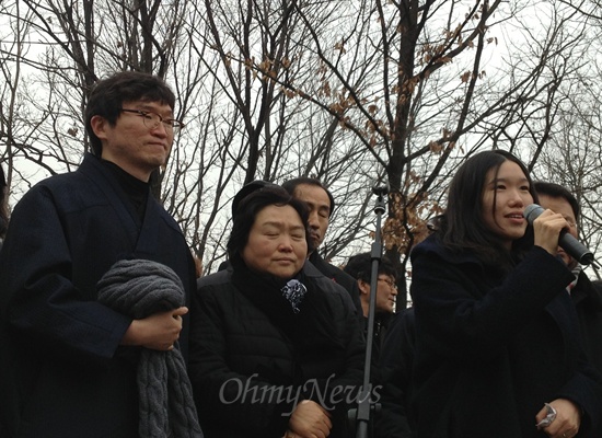'민주주의자' 김근태 민주통합당 상임고문의 1주기 추모행사에서 유족 대표로 감사 인사를 하고 있는 딸 병민씨. 왼쪽은 아들 병준씨, 가운데는 부인 인재근 의원.