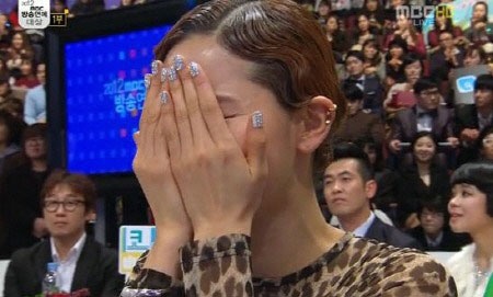  유재석의 수상소감을 듣던 김나영이 울먹이는 모습.