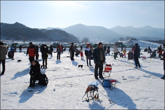 인구 2600명인 산골마을에서 겨울축제를 열었다.