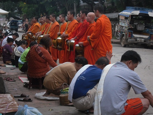 라오스 루앙프라방의 탁발. 새벽 다섯 시쯤 승려들의 탁발 행렬이 시작된다. 탁발이 끝나고 기도를 올리는 모습이다. 관광객들의 참여도 보인다.