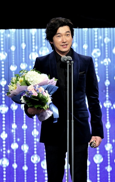  2012 MBC 연기대상에서 <마의>로 최우수상과 대상을 받은 배우 조승우