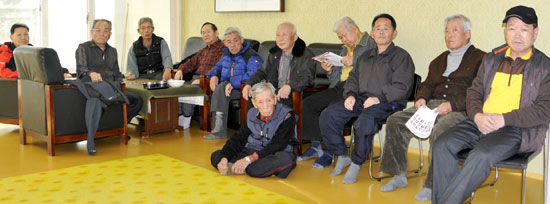 충남 예산군 덕산면 읍내리 써니밸리아파트 노인정에서 여러 어르신들과 담소를 나누던 인삼식(왼쪽에서 두 번째) 할아버지를 만났다.