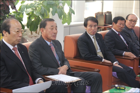 경상남도수산업협동조합장협의회(회장 강순석, 하동군수협장)와 한국수산업경영인경상남도연합회(회장 김재만)는 31일 경남도청에서 기자회견을 열고 남해안 EEZ(배타적 경제수역) 골재채취 중단을 촉구했다.