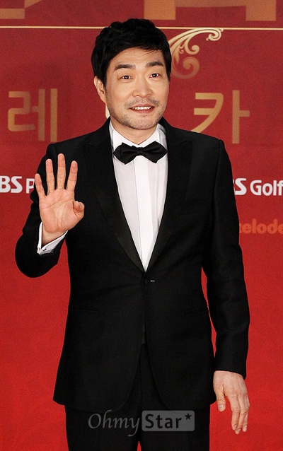  31일 저녁 서울 상암동 SBS프리즘타워에서 열린 SBS 연기대상 레드카펫에서 <추적자>의 배우 손현주가 손을 들어 인사하고 있다.