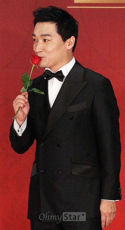  31일 저녁 서울 상암동 SBS프리즘타워에서 열린 SBS 연기대상 레드카펫에서 <추적자>의 배우 조재윤이 팬들에게 꽃키스를 보내고 있다.