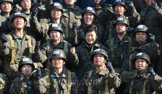 2012년 12월 31일 박근혜 당신 대통령 당선인이 경기 광주 특전 교육단을 방문해 공수 훈련장에서 교육중인 부사관 훈련생들을 격려하며 기념촬영을 하고 있다.
