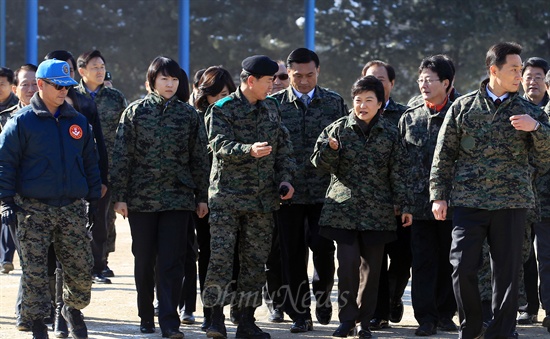 박근혜 대통령이 당선인 시절인 지난 2012년 12월 31일 오전 경기 광주시 오포읍에 소재한 특전교육단을 방문, 부사관 생도들의 훈련장을 둘러보고 있다.