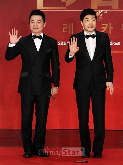  31일 저녁 서울 상암동 SBS프리즘타워에서 열린 SBS 연기대상 레드카펫에서 <추적자>의 배우 조재윤과 손현주가 손을 들어 인사하고 있다.