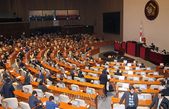 31일 밤 열린 국회 본회의가 여야 이견으로 2013년 새해예산안을 처리하지 못한 채 1일 자정을 넘기고 있다.