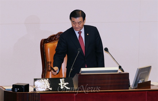 31일 밤 열린 국회 본회의에서 여야 이견으로 2013년 새해예산안을 처리하지 못한 채 강창희 국회의장이 1일 새벽 정회를 선포하고 있다.