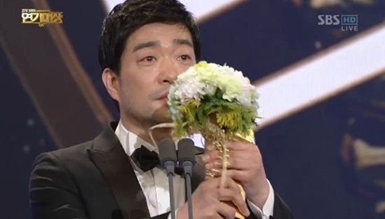 지난 31일 SBS에서 방영한 <2012 SBS 연기대상>에서 대상을 수상한 손현주