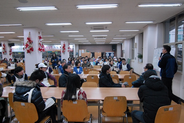 이날 짜장밥 공양에 봉사를 맡은 80여명의 자원봉사자들이 센터 관계지로 부터 교육을 받고 있다 
