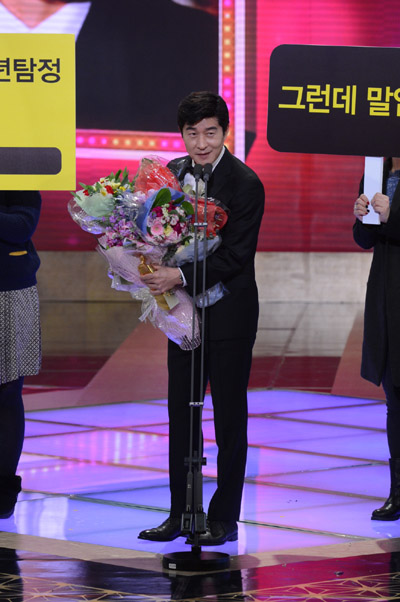  지난해 SBS <연예대상>에서 <그것이 알고 싶다> 진행자로 공로상을 수상한 김상중. 