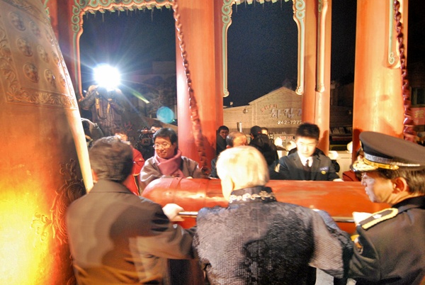 수원시 화성 행궁 앞에 마련한 여민각에서 2012년 12월 31일 자정에 제야의 종을 치는 염태영 수원시장 일행