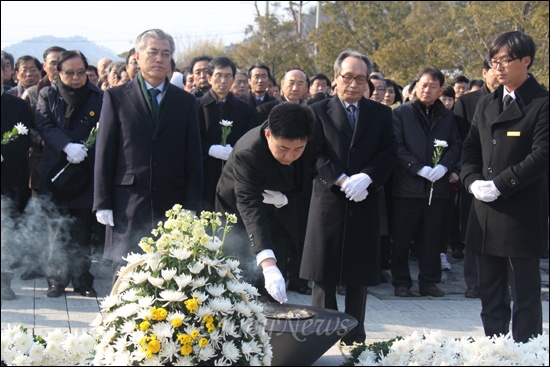 노무현재단은 1일 김해 봉하마을 고 노무현 대통령 묘역에서 '계사년 신년 합동 참배' 행사를 열었다. 사진은 노건호씨가 분향하는 모습.