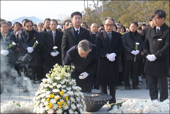 노무현재단은 1일 김해 봉하마을 고 노무현 대통령 묘역에서 '계사년 신년 합동 참배' 행사를 열었다. 사진은 문재인 의원이 분향하는 모습.