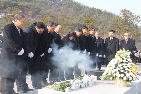 노무현재단은 1일 김해 봉하마을 고 노무현 대통령 묘역에서 '계사년 신년 합동 참배' 행사를 열었다. 