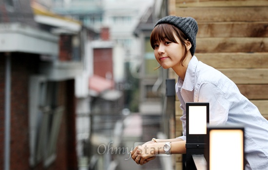   MBC 주말드라마 <메이퀸>에서 천해주 역의 배우 한지혜가 28일 오후 서울 신사동의 한 카페에서 인터뷰를 마친 뒤 포즈를 취하고 있다.