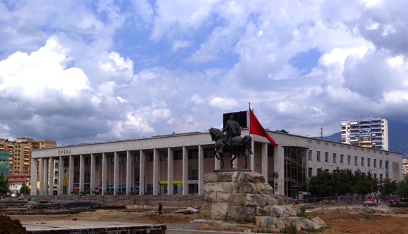 알바니아의 수도 티라나 중심가. 보이는 건물은 '오페라'라고 적힌 것으로 볼 때 아마도 극장인 것 같았다.