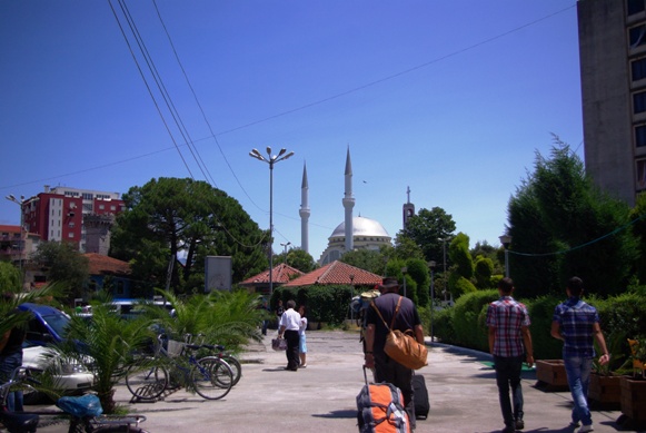 한적한 알바니아의 거리. 저 멀리 모스크와 미나렛이 이곳이 이슬람국가임을 보여준다.