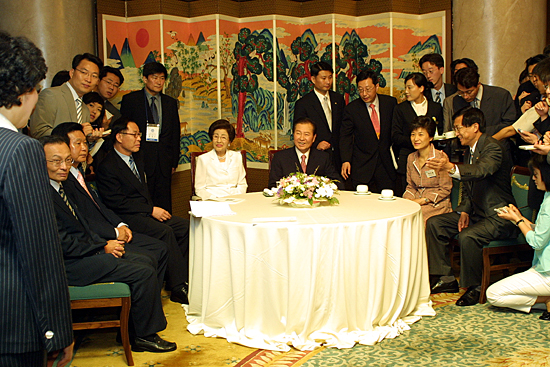 2004년 6월 12일 서울 홍은동 스위스그랜드호텔에서 열린 6·15남북공동선언 4주년 기념 국제학술토론회 개막식이 끝난 후 참석한 여야 정당 대표들과 티타임을 가지고 있는 김대중 대통령. 이날 박근혜 당시 한나라당 대표도 참석했다.