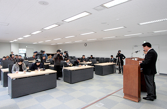 2일 오후 성남시의회 세미나실에서 열린 최윤길 의장 기자회견에 모인 취재진들