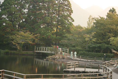 조용한 온천마을 호수 곁으로 많은 여행객들이 몰린다.
