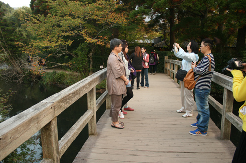 여행자들은 호수의 적막 속에서 고요함을 유지한다.
