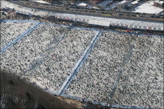 2013년 얼음나라 화천 산천어축제가 1월5일부터 1월27일까지 23일간의 일정으로 열린다.