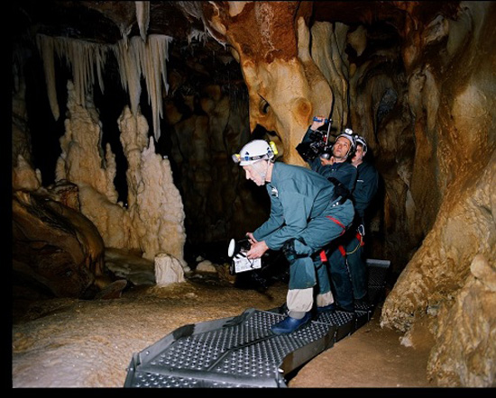  영화 <잊혀진 꿈의 동굴>의 한 장면. 좁은 철판 위에서만 보행이 가능한 동굴 안에서의 열악한 촬영환경을 그대로 볼 수 있다.