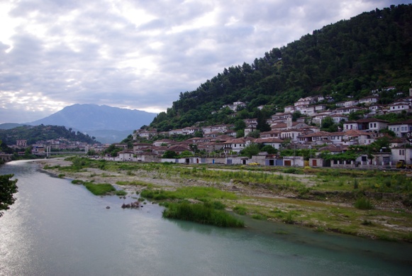 알바니아의 한적한 마을 배랏. 유유자적 흘러가는 강을 보며 편안하게 몸과 마음을 쉬기 좋은 곳이다.