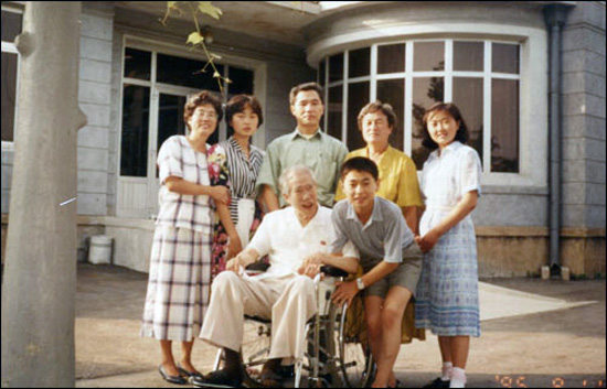 1995년 8월 평양의 이인모 선생의 집을 방문해 이씨의 가족들과 현관에서 함께 찍은 사진. 뒷줄 가운데가 필자.
