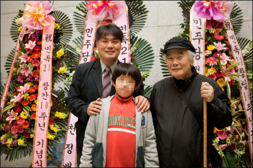 안영민 <민족21> 편집주간(왼쪽)이 그의 아버지와 함께 찍은 사진. 아버지 안재구 전 경북대 수학과 교수는 남민전, 구국전위 사건으로 두 차례 무기형을 선고받은 바 있는 통일운동가다.