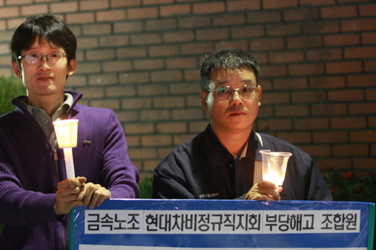 촛불시위 하고 있는 모습. 오른쪽이 변창기 기자. 