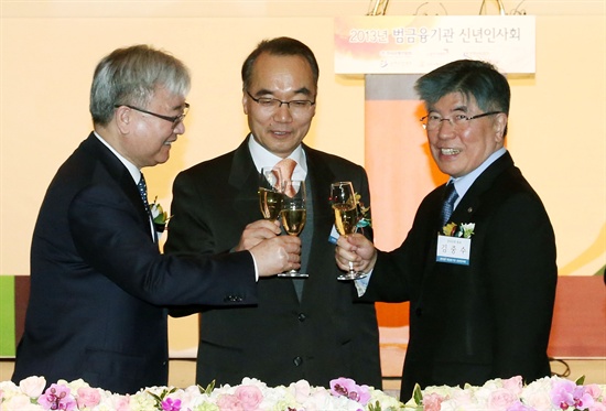  3일 오후 서울 소공동 롯데호텔에서 열린 범금융기관 신년인사회에서 박재완(가운데) 기획재정부 장관과 김중수(오른쪽) 한국은행 총재, 김석동 금융위원장 등 참석자들이 건배를 하고 있다.