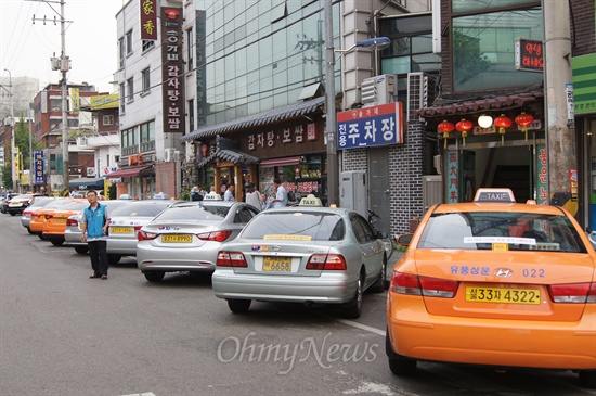 서울 마포구의 한 기사식당 앞. 택시기사들이 식사하기 위해 택시를 줄지어 세워놓았다.