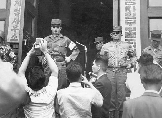 5.16 후 장도영 최고회의 의장(왼쪽)과 박정희 부의장이 계엄사무소 앞에서 발표를 하고 있는 모습