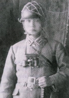 일본 육군 장교복 차림의 박정희. 이때 박정희는 다카키 마사오(高木正雄)라는 일본 이름을 쓰고 있었다.