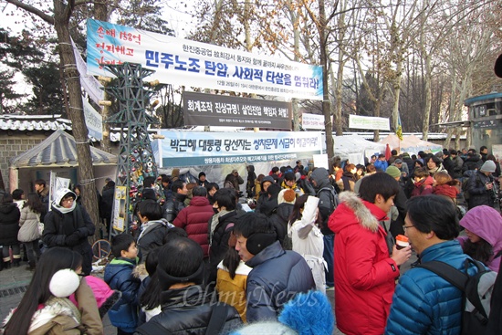 5일 오전, 서울 대한문 쌍용차 해고노동자 농성장 앞에서 시민들이 '희망버스' 탑승을 기다리고 있다.  