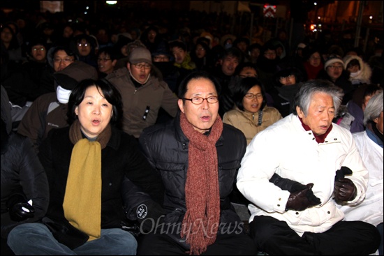  고 최강서 금속노조 한진중공업지회 조직차장이 '158억 손해배상청구 철회' 등을 요구하며 스스로 목숨을 끊은지  보름째를 맞은 5일 저녁 부산 영도 한진중공업 앞에서는 2000여명이 참석한 가운데 '다시 희망 만들기' 집회가 열렸다. 사진은 심상정 의원과 권영길 전 의원, 백기완 선생 등이 손을 잡거나 어깨동무를 하고 노래를 부르고 있는 모습.