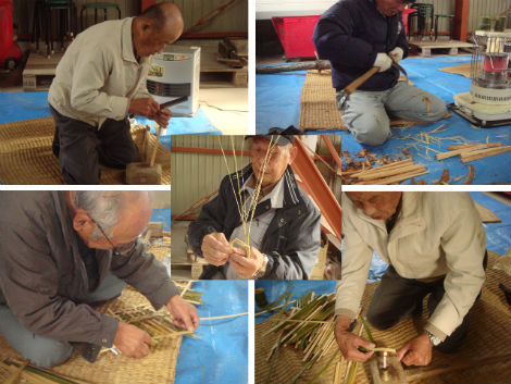 　　마을 사람들이 여러 가지 산신제 준비물들을 만들고 있습니다. 대나무를 갈라서 받침대를 만들거나 소나무를 갈라서 나무젓가락(길이 32 cm, 모두 17 개)을 만들고 있습니다. 그리고 볏짚을 꼬아서 접시 받침대를 만들고 있습니다.