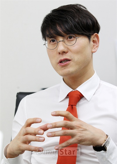  컨텐츠 전문 유통사 NEW의 서동욱 부사장이 3일 오후 서울 논현동에 위치한 NEW사무실에서 오마이스타와 인터뷰를 하고 있다.
