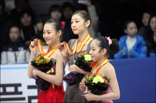  시상식에 선 김연아 선수, 왼쪽에는 박소연, 오른쪽은 최다빈 선수.